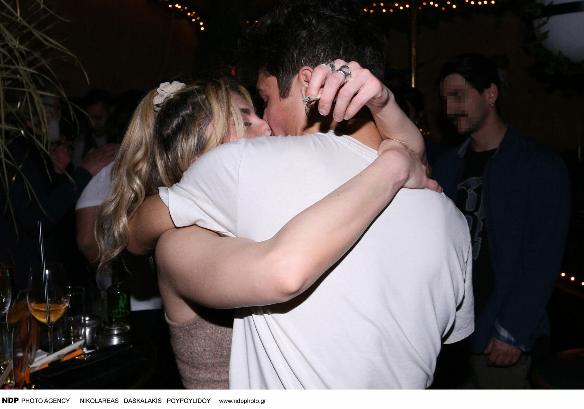 Κώστας Νικούλι: «Καυτά» φιλιά με την σύντροφό του σε βραδινή τους έξοδο