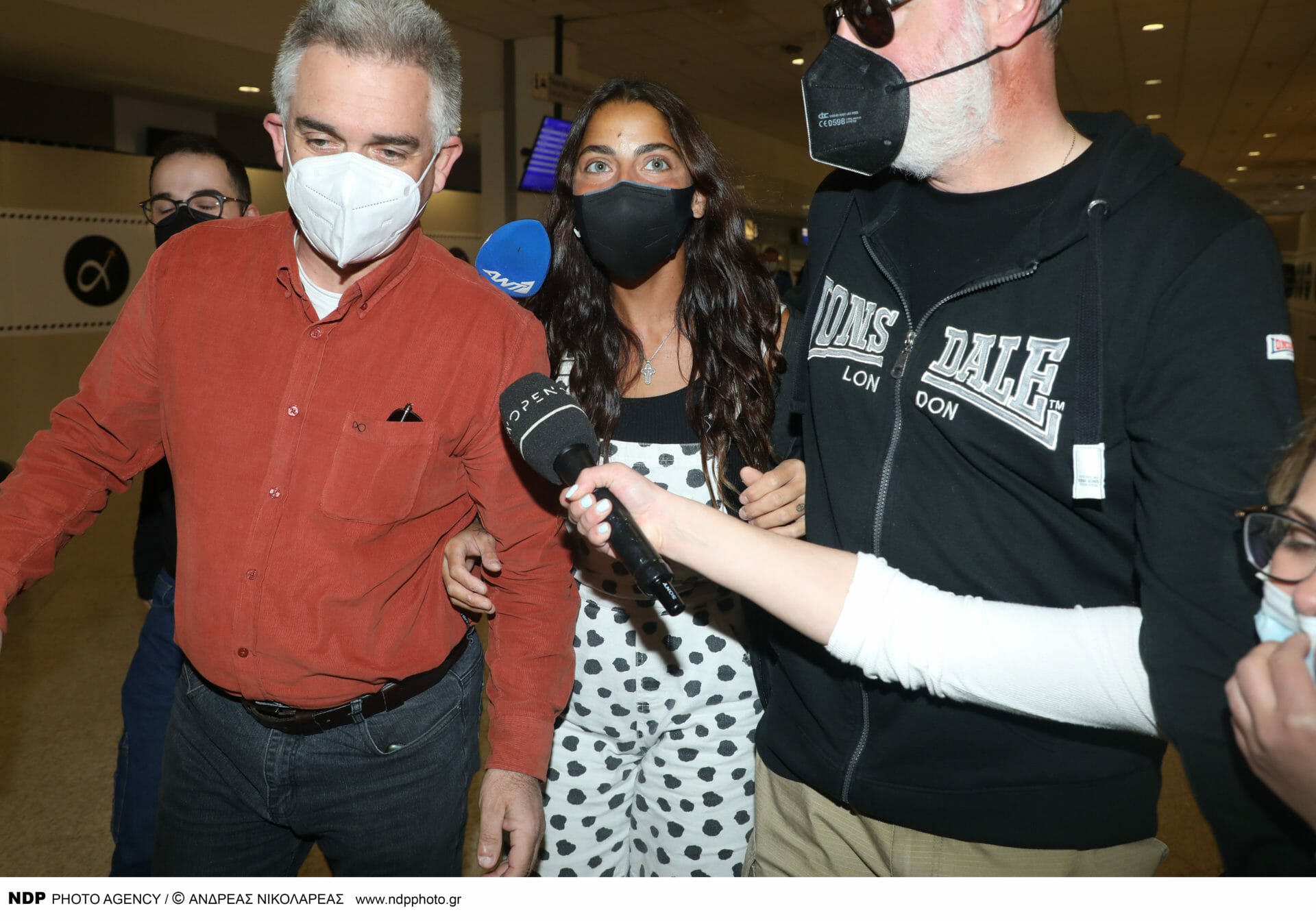 Η Μυριέλλα Κουρεντή επέστρεψε στην Ελλάδα - Ο John την υποδέχτηκε στο αεροδρόμιο