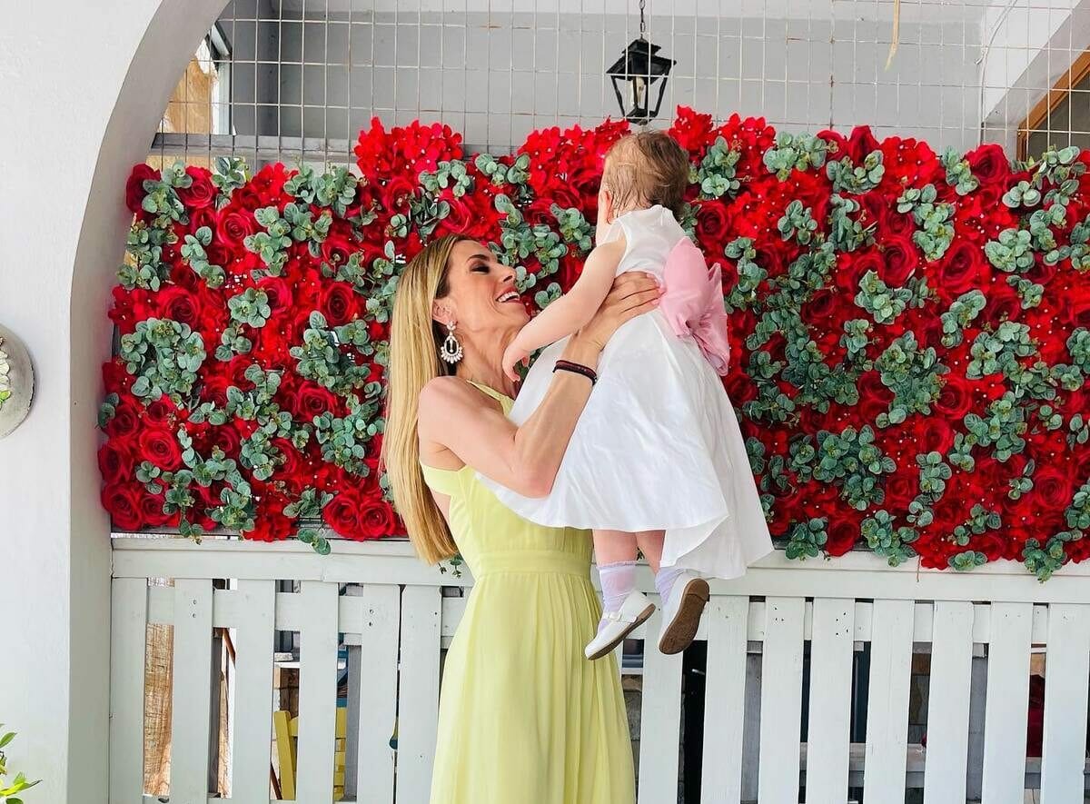 Ντορέττα Παπαδημητρίου: στην Τήνο μαζί με τους γιους της για τη βάφτιση της ανιψιάς της