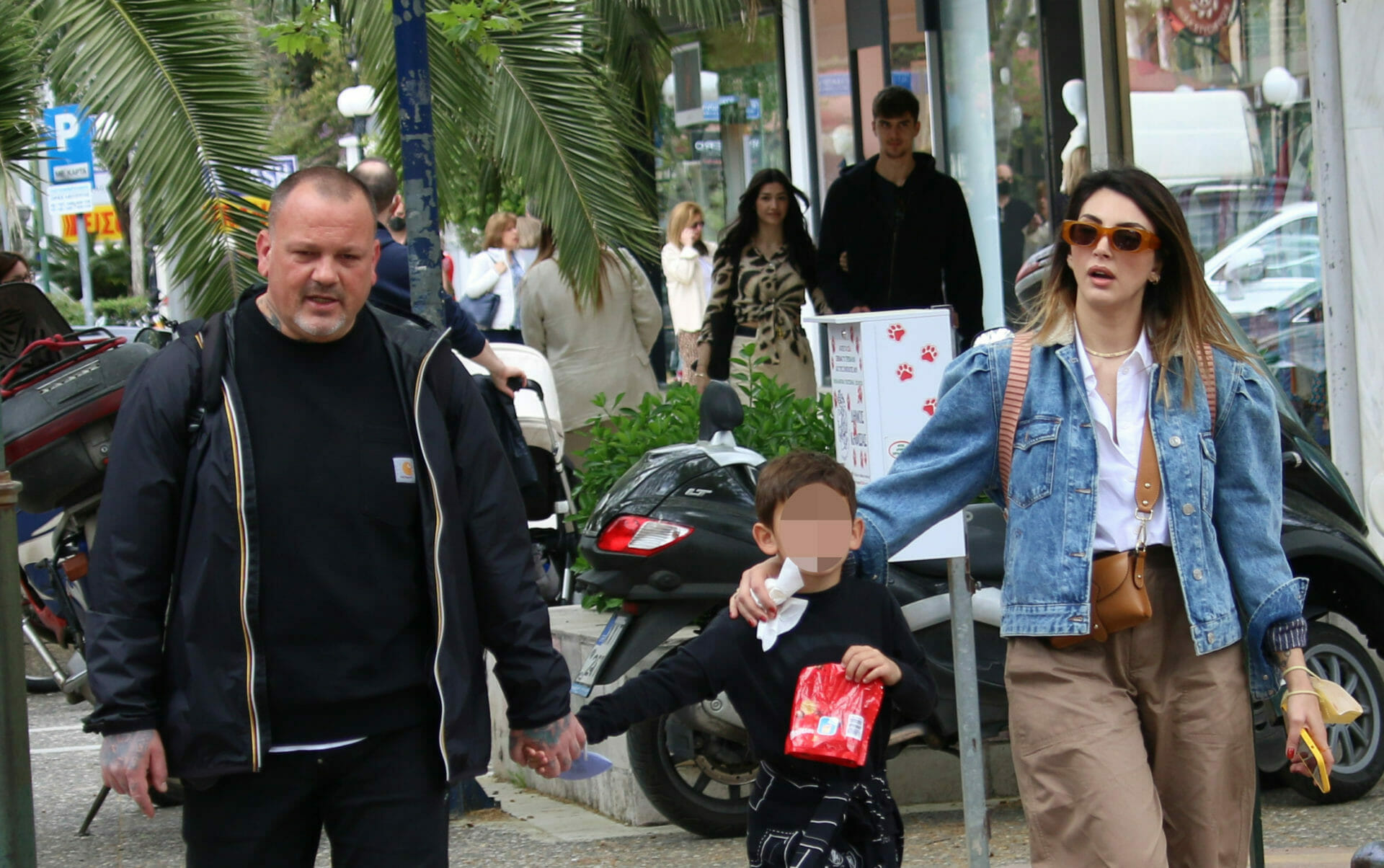 Δημήτρης Σκαρμούτσος: Βόλτα με τον γιο του πιασμένοι χέρι-χέρι