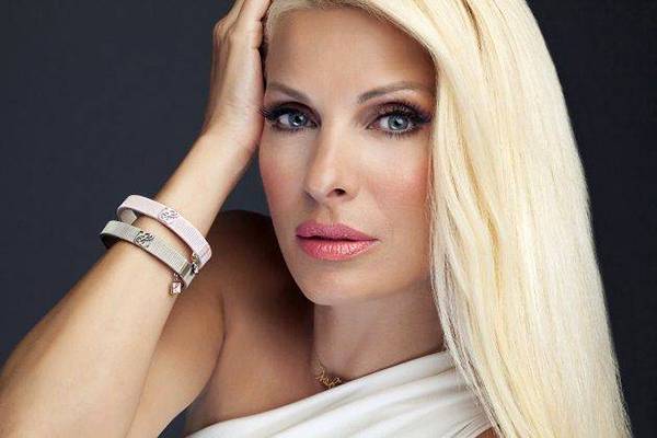 Ελένη Μενεγάκη: Δείτε την να ποζάρει πάνω σε φουσκωτό