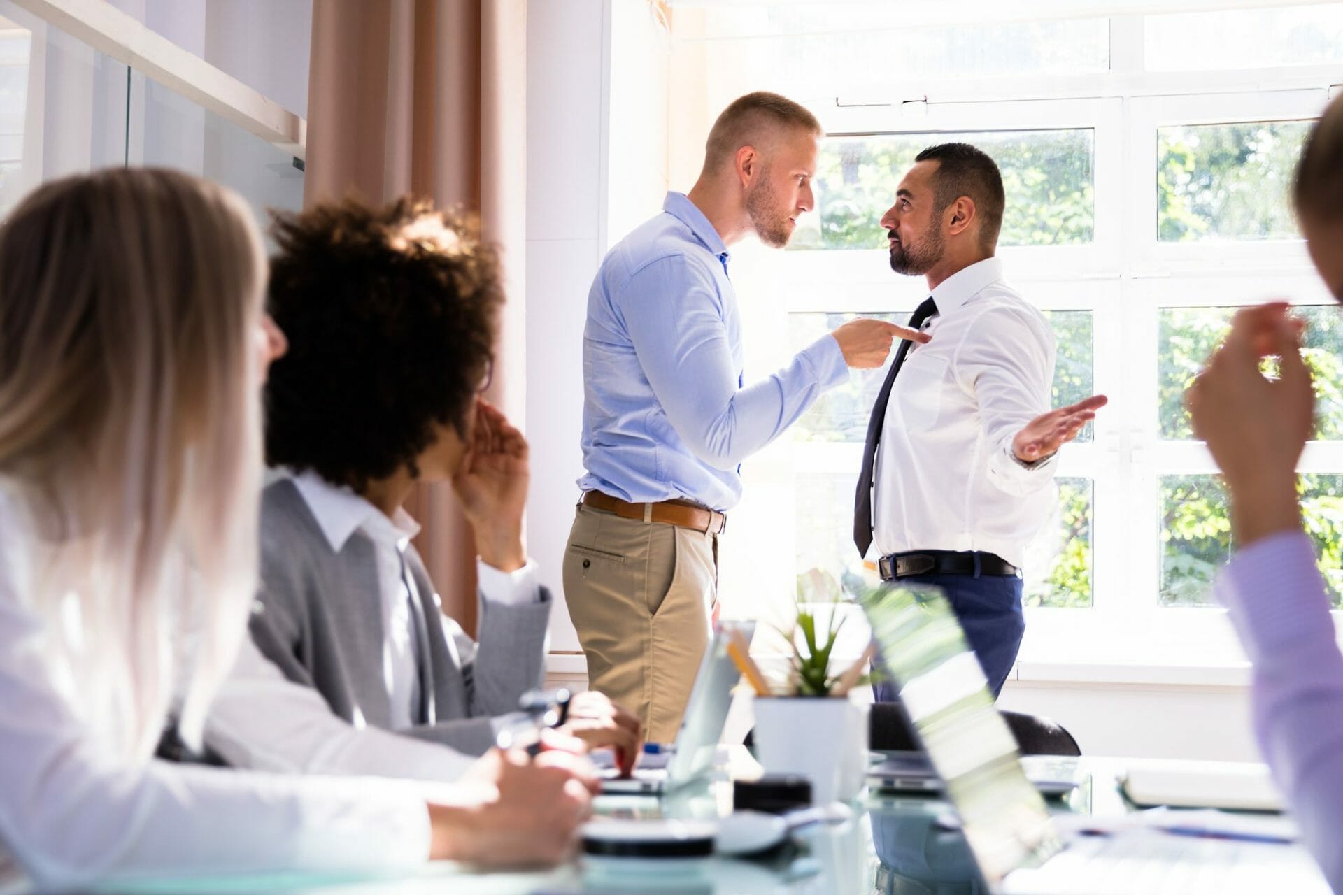 Workplace bullying: γιατί δεν επεμβαίνουν όσοι το αντιλαμβάνονται