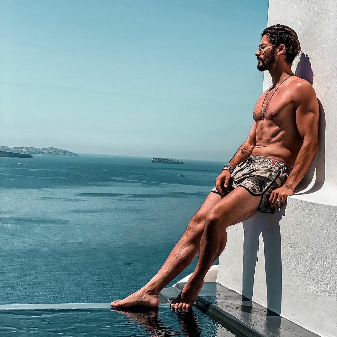 Γιώργος Καράβας: Κάνει γυμναστική ημίγυμνος και «ρίχνει» το Instagram