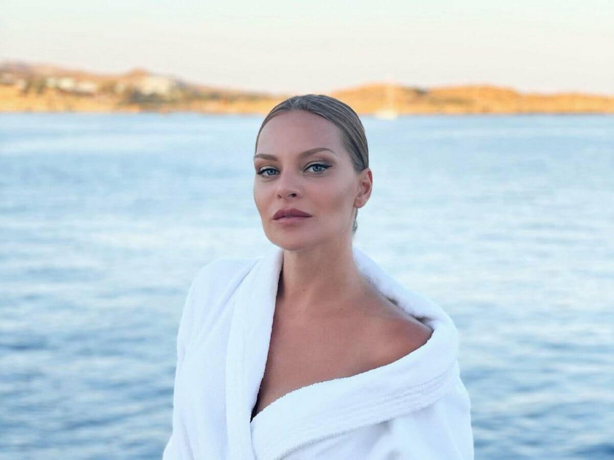 Υβόννη Μπόσνιακ: Το ιδιαίτερο παντελόνι που επέλεξε για βραδινή της έξοδο