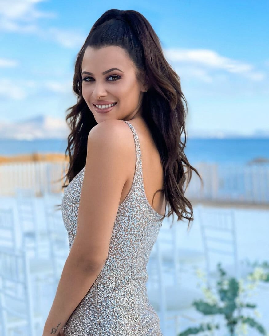 Λάουρα Νάργες: Δημοσίευσε τις πρώτες φωτογραφίες με φουσκωμένη κοιλίτσα