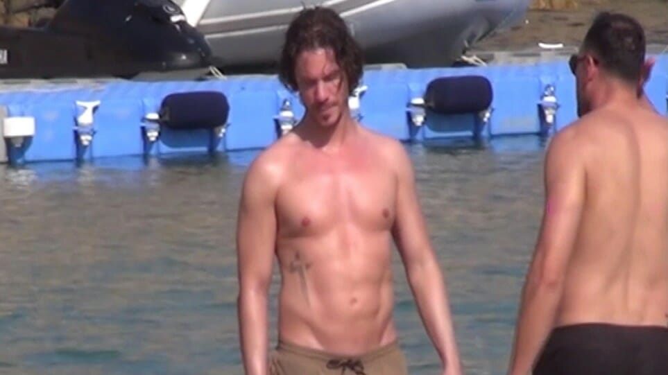 Νίκος Οικονομόπουλος: Στη Μύκονο με μελαχρινή καλλονή - Είναι η νέα του σύντροφος;