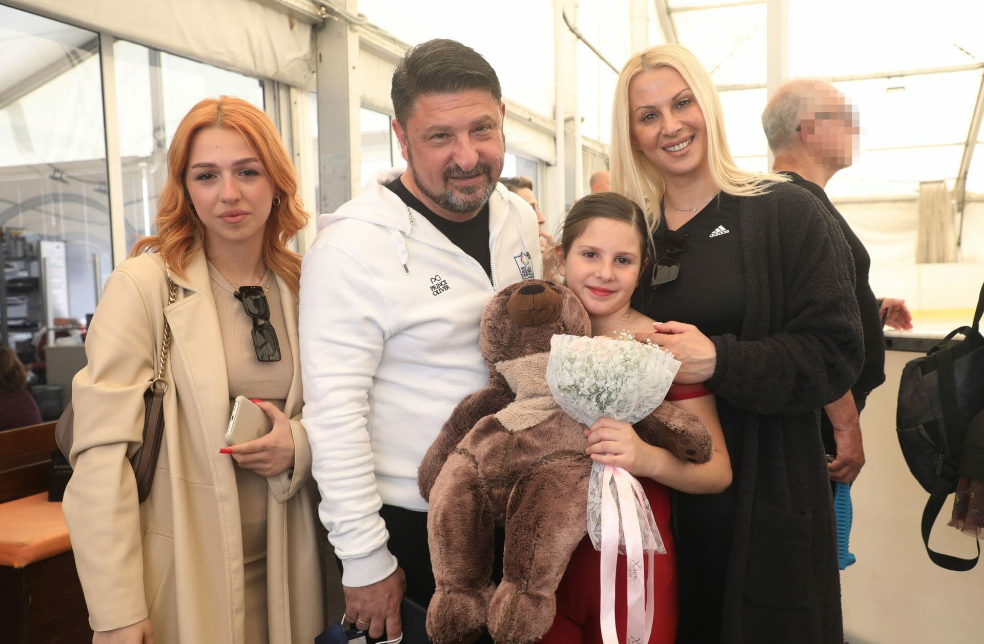 Νίκος Χαρδαλιάς: Οικογενειακή βόλτα με τη σύζυγό του και τις κόρες του