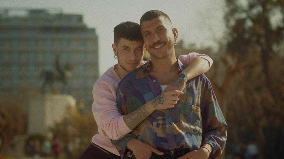 Γιώργος Καπουτζίδης: Σάλος με την καμπάνια του για τα δικαιώματα τον ομοφυλόφιλων – Ιερείς στρέφονται εναντίον του