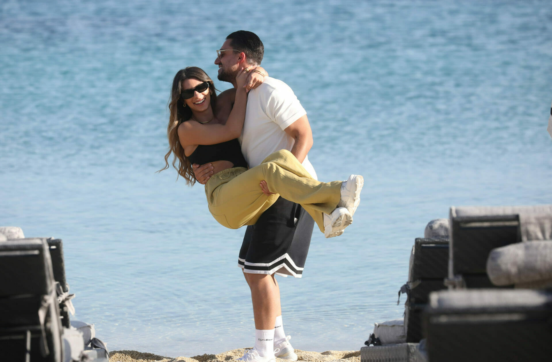 Σάκης Κατσούλης – Μαριαλένα Ρουμελιώτη: Παιχνίδια στην παραλία για το ερωτευμένο ζευγάρι του Survivor