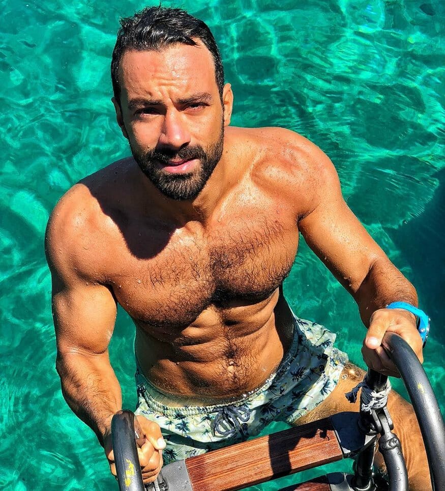 Το τερμάτισε ο Σάκης Τανιμανίδης! Παίζει μπάσκετ με το εσώρουχό του