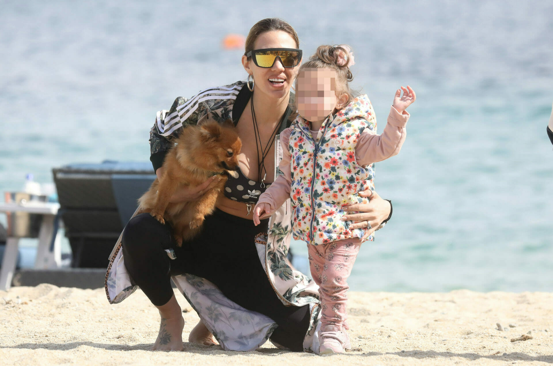 Σάσα Μπάστα: Στη Μύκονο με την κούκλα κόρη της