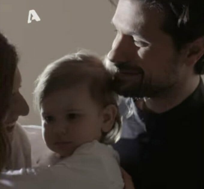 Σασμός: ο Αστέρης κρατάει στην αγκαλιά του τον μικρό Πετρή