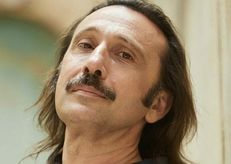 Ρένος Χαραλαμπίδης: «Μ΄αρέσει να μελετάω τη βλακεία που έχω μέσα μου»