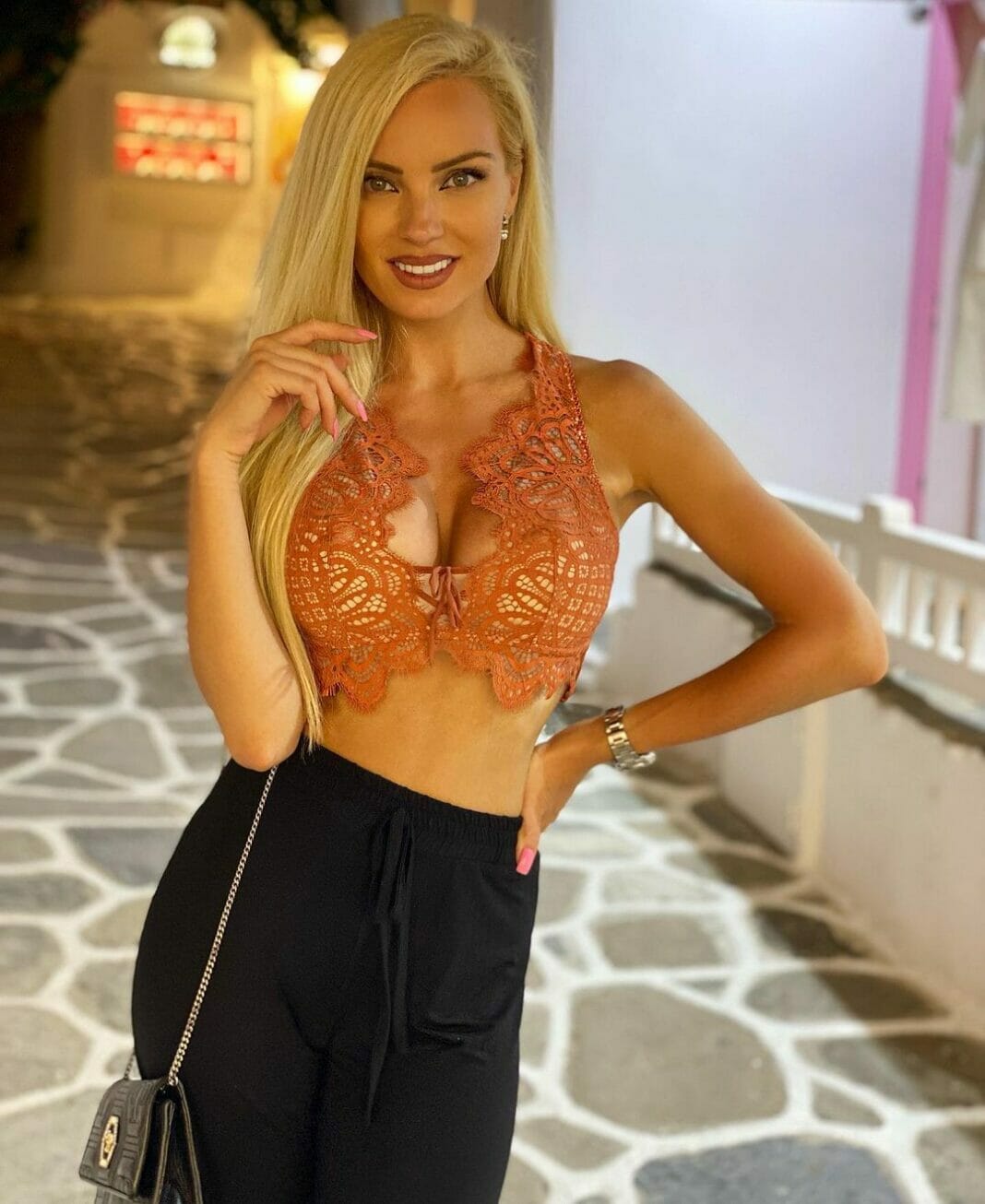 Τζούλια Νόβα: μας δείχνει πρώτη φορά την κούκλα κόρη της