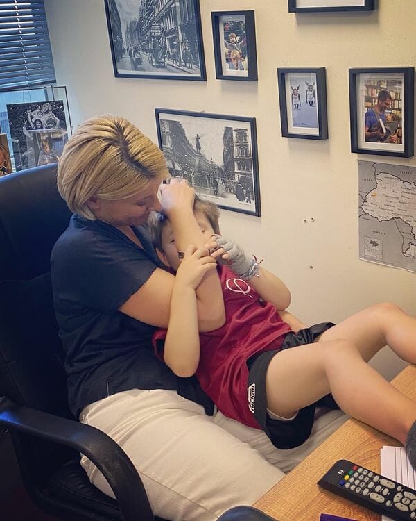 Σία Κοσιώνη: Τα παιχνίδια με τον γιο της λίγη ώρα πριν εμφανιστεί στο δελτίο ειδήσεων