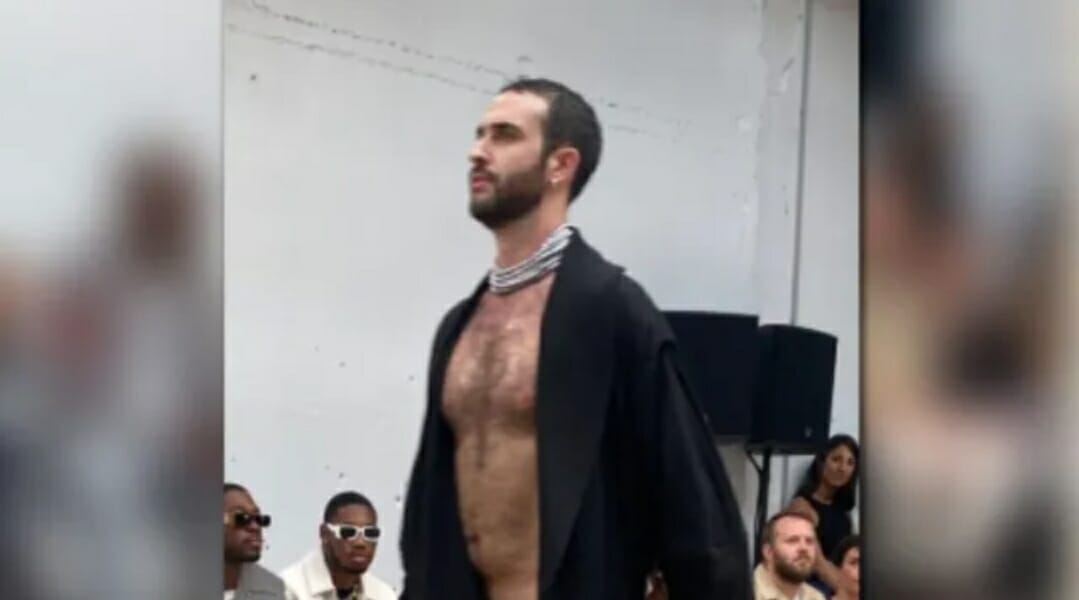Εβδομάδα μόδας στο Παρίσι: Άνδρες μοντέλα περπάτησαν γυμνοί στην πασαρέλα