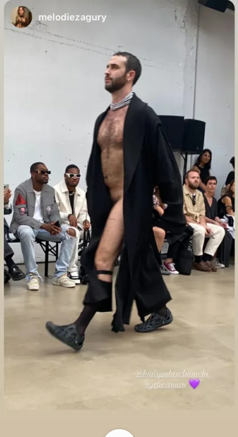 Εβδομάδα μόδας στο Παρίσι: Άνδρες μοντέλα περπάτησαν γυμνοί στην πασαρέλα