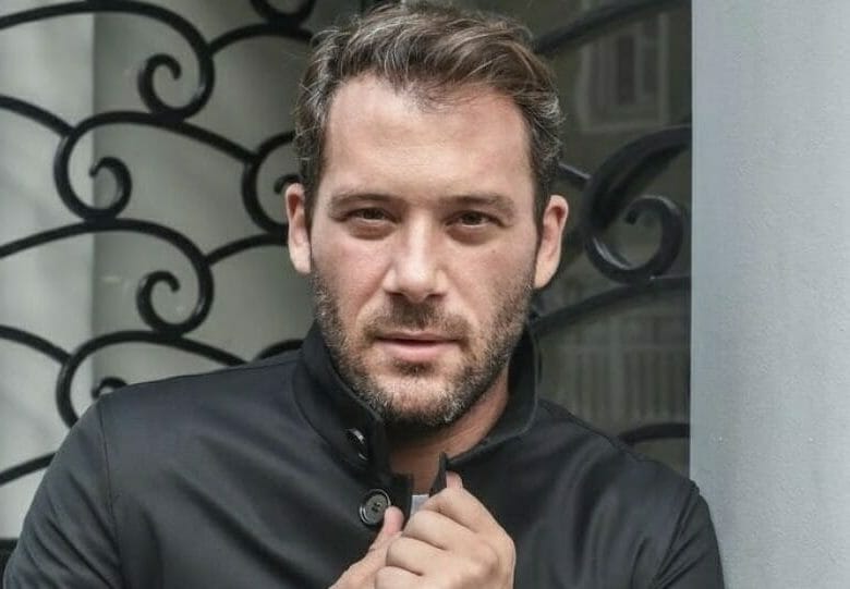 Αντίνοος Αλμπάνης: Γυμνός στην άμμο! Γκρέμισε το instagram