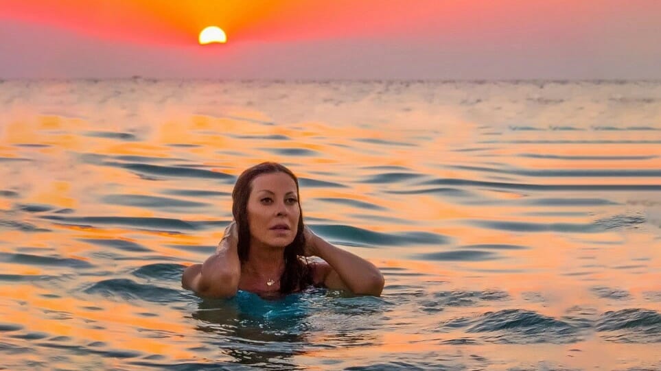 Άντζελα Δημητρίου: Κάνει μπάνιο στη θάλασσα με φόντο το ηλιοβασίλεμα