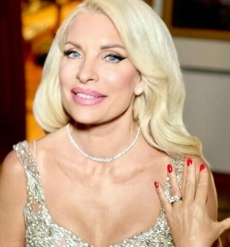 Ελένη Μενεγάκη: Ποζάρει με Μπεκατώρου, Μπόσνιακ και Παπακαλιάτη