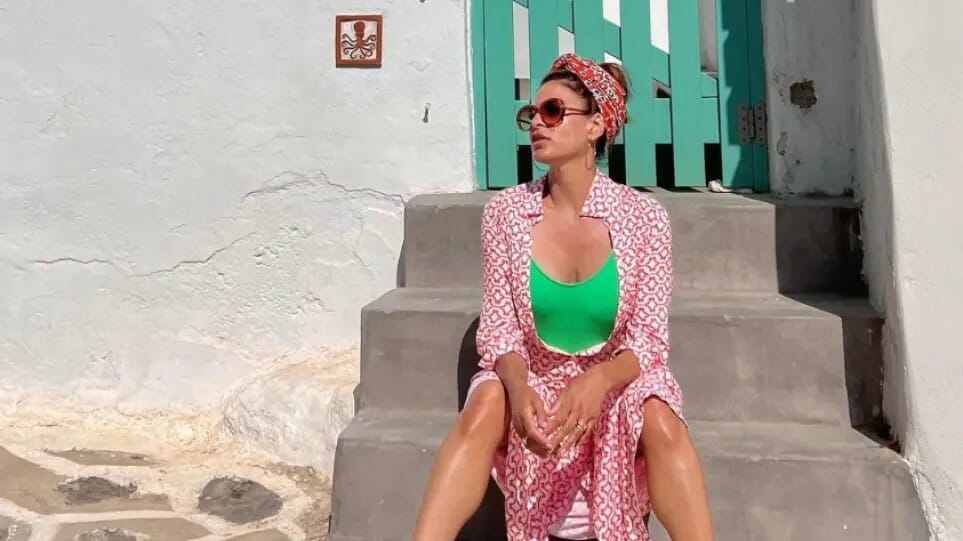 H Εύα Μέντες φωτογραφίζεται στα σοκάκια στην Αντίπαρο