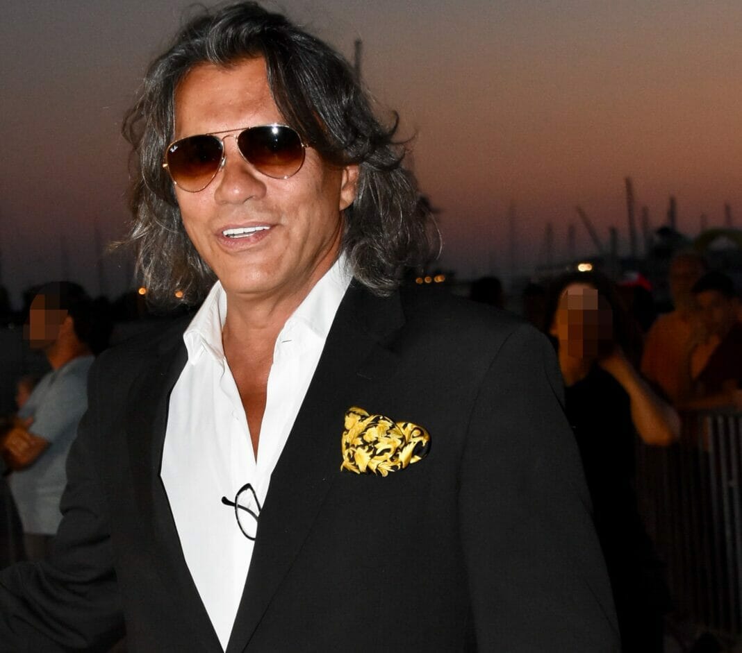 Ηλίας Ψινάκης: Αποκάλυψε τον πραγματικό λόγο που φοράει συνέχεια τα σκούρα γυαλιά