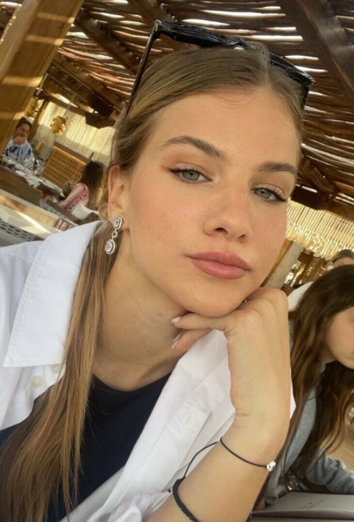 Άννα Μαρία Ίβιτς: Η κόρη της Πετρουλάκη ποζάρει με μαύρο μαγιό και «κόβει» την ανάσα