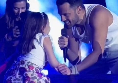 Κωνσταντίνος Αργυρός: συγκίνησε τραγουδώντας σε κοριτσάκι με κινητικά προβλήματα
