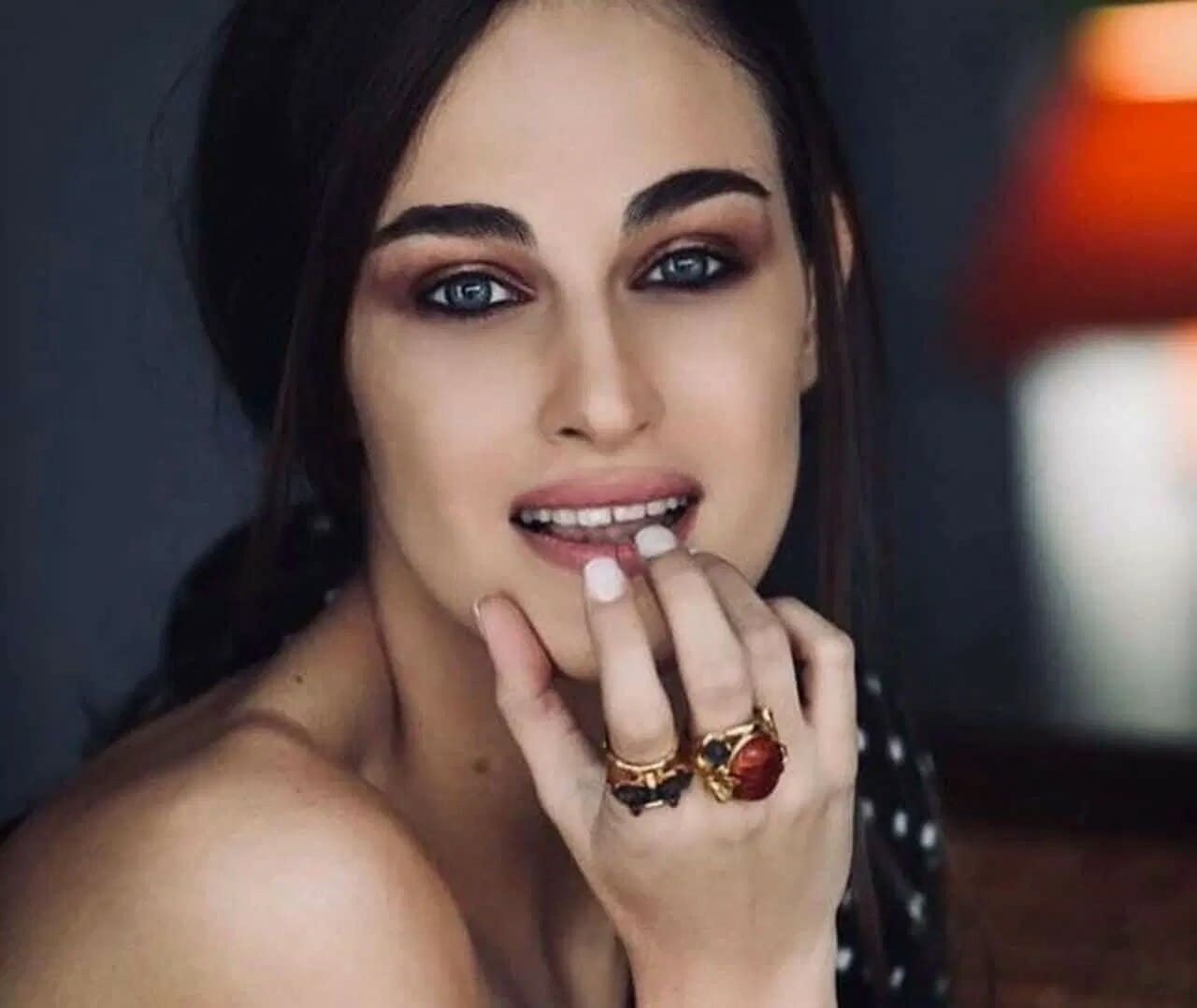 Μαρία Βοσκοπούλου: Ποζάρει σε παραμυθένιο μέρος με μαύρο μπικίνι