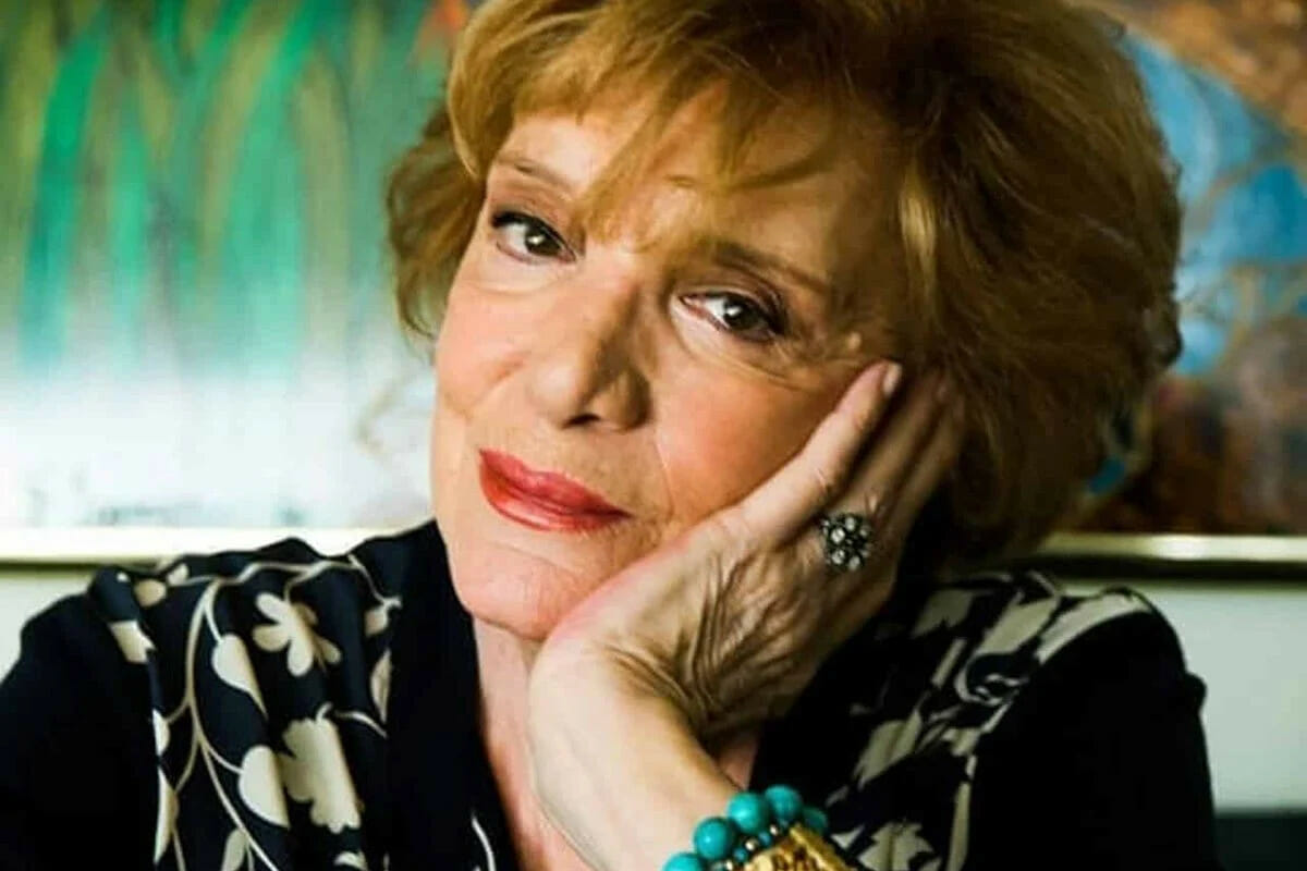 Μάρω Κοντού: «Πλησίασε μια γιαγιά και με ρώτησε: «Γιατί δεν τον παντρεύεσαι τον Κωνσταντάρα;»