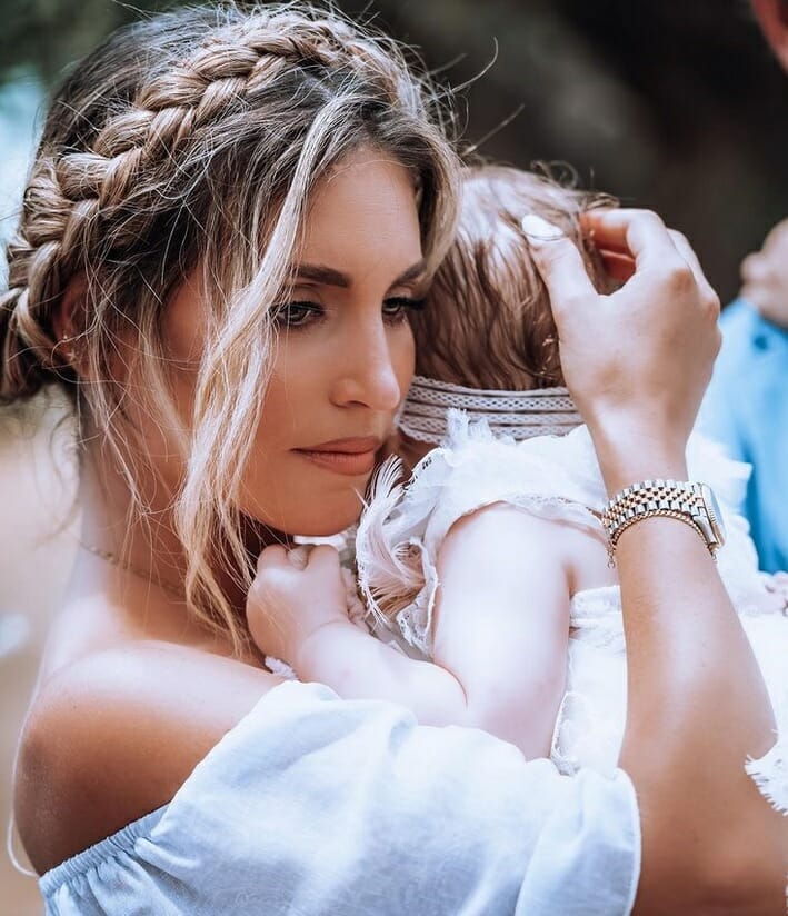 Αθηνά Οικονομάκου: Το φωτογραφικό άλμπουμ της βάπτισης της κόρης της - Ποιοι έδωσαν το παρών στο Γύθειο