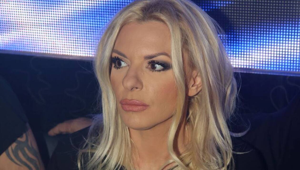 Αννίτα Πάνια: Ποζάρει με μαγιό και άβαφη