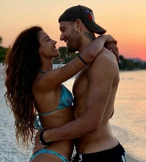 Πασχαλάκης - Παπαδοπούλου: Viral το βίντεο με τον ποδοσφαιριστή να τραγουδά και την τραγουδίστρια να χορεύει