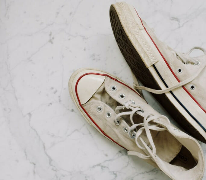 Απίστευτο και όμως αληθινό! Παπούτσια σκισμένα και φθαρμένα η νέα πρόταση οίκου μόδας