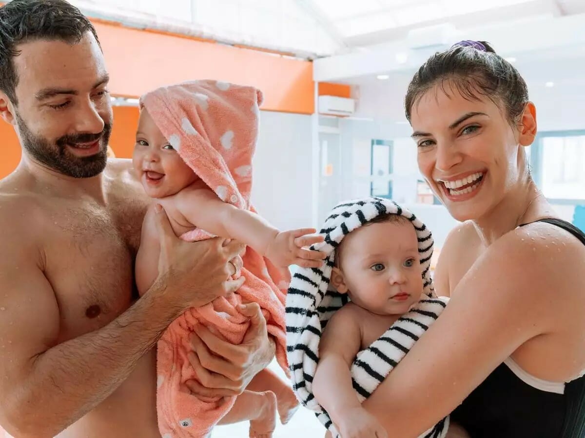 Σάκης Τανιμανίδης - Χριστίνα Μπόμπα: Το φωτογραφικό άλμπουμ με τις δίδυμες στη Μύκονο