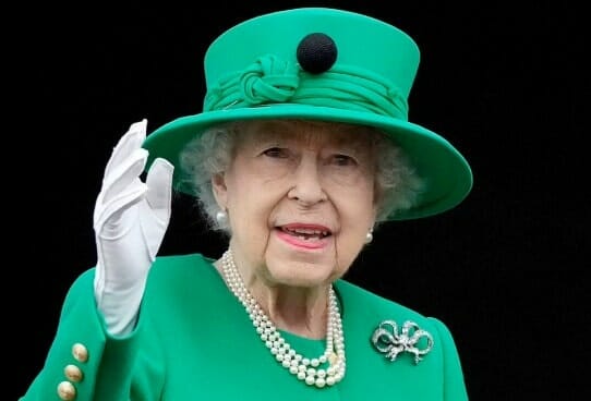 Ζωζώ Σαπουντζάκη - Βασίλισσα Ελισάβετ: τελικά ποια φόρεσε τα πράσινα καλύτερα;