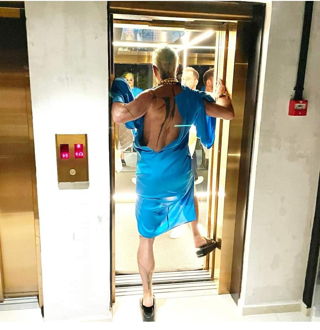 Λάκης Γαβαλάς: Η απίστευτη εμφάνιση του μέσα σε ασανσέρ
