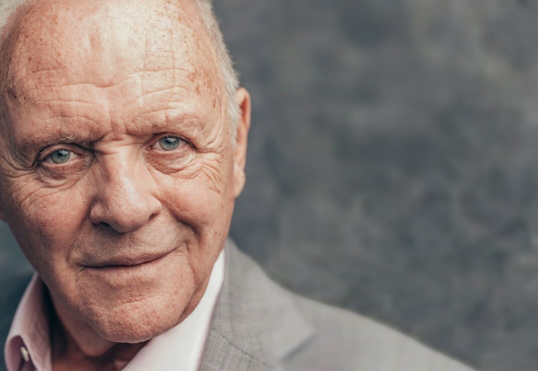 Ο Άντονι Χόπκινς χορεύει συρτάκι και αποθεώνει την Ελλάδα