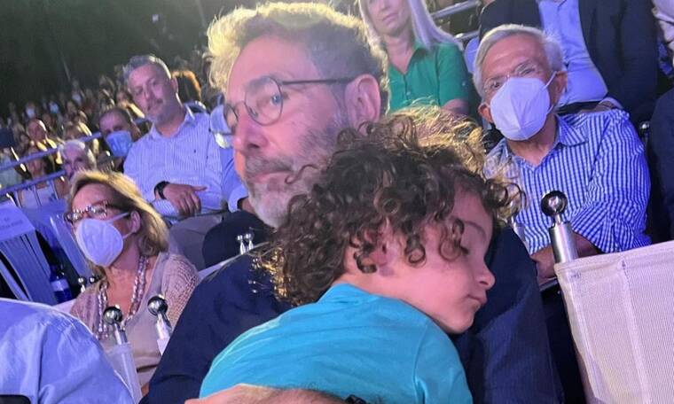 Θοδωρής Αθερίδης: Αποκοιμήθηκε στην αγκαλιά του ο γιος του Σταύρου Ξαρχάκου