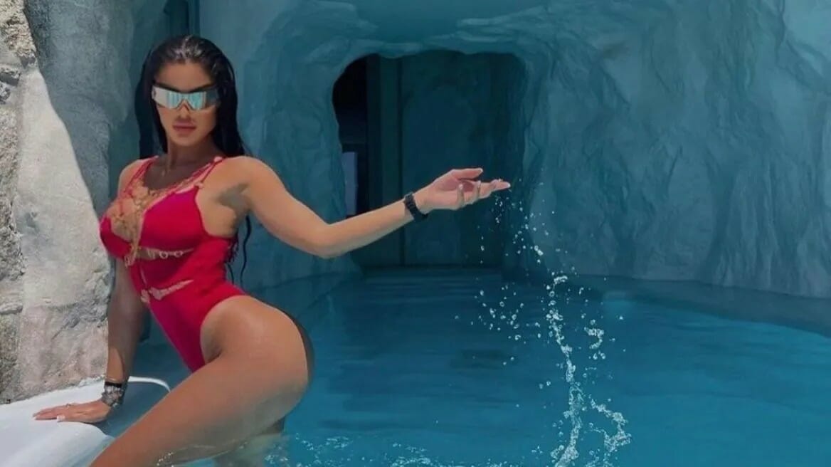 Ιωάννα Μπέλλα: «Αναστάτωσε» τη Μύκονο με το κόκκινο μαγιό της