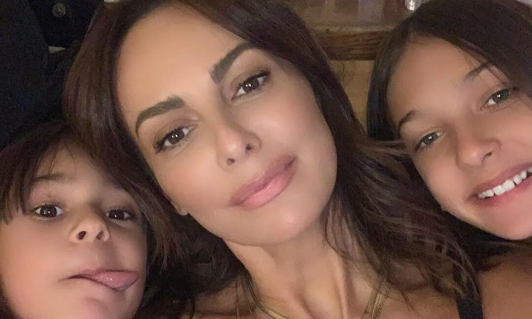 Μπέττυ Μαγγίρα: Μαζί με τις κόρες της στη θάλασσα