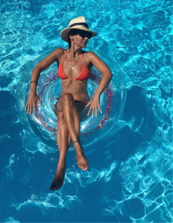 Μπέττυ Μαγγίρα: Ποζάρει με το μπικίνι της και τον σκύλο της