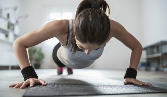 Burpees: αυτή είναι η άσκηση που καίει τις περισσότερες θερμίδες (βίντεο)