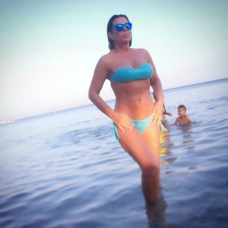 Άντζελα Δημητρίου: Αρετουσάριστες φωτογραφίες της με μαγιό