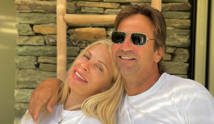 Ελένη Μενεγάκη: χωρίς ίχνος μακιγιάζ στο πλευρό του Μάκη Παντζόπουλου