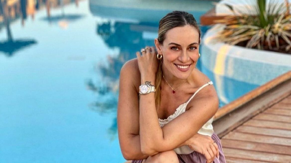 Ελεονώρα Μελέτη: Μαζί με την κόρη της στα γαλαζοπράσινα νερά της Κεφαλονιάς