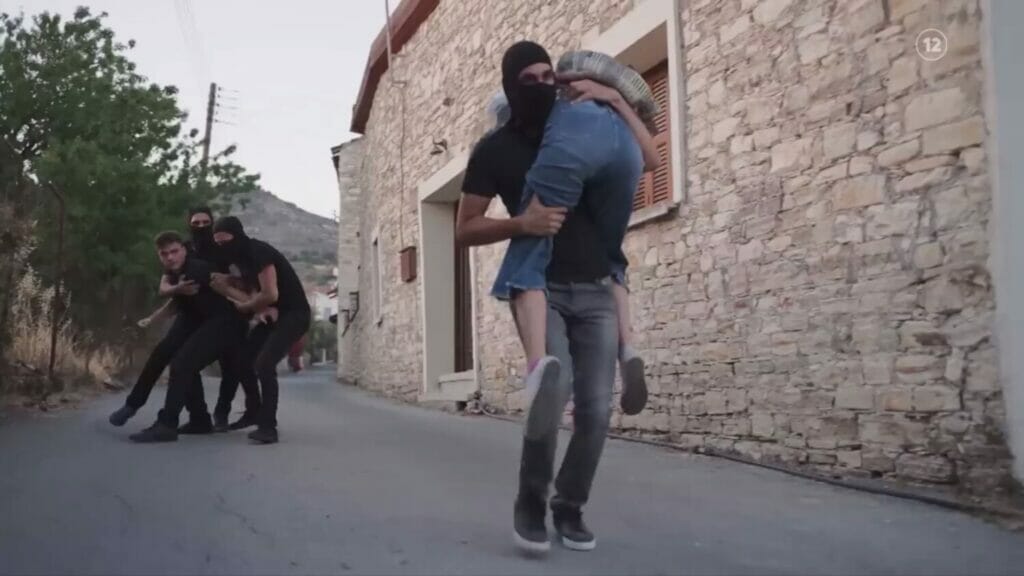 H γη της ελιάς: Ποιος κρύβεται πίσω από την απαγωγή του Φίλιππου και της Βασιλικής