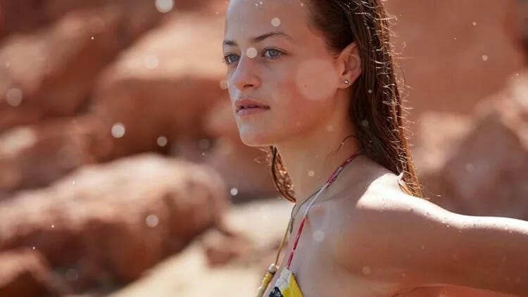 Ο Μάκης Παντζόπουλους απαθανατίζει τη Γαία Μερκούρη να κολυμπάει στα κρυστάλλινα νερά της Άνδρου