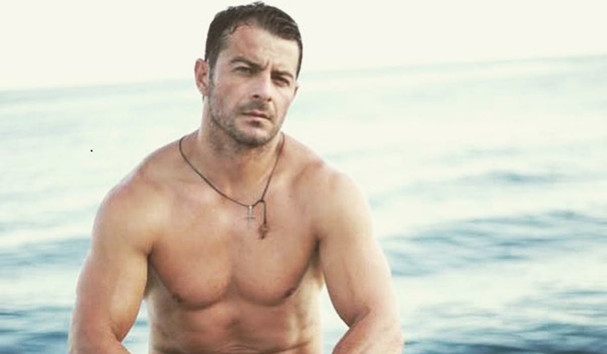 Γιώργος Αγγελόπουλος: Ημίγυμνος στην αγαπημένη του σπηλιά στη Σκιάθο!