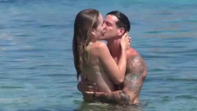 Ηλίας Μπόγδανος: Αγκαλιές και φιλιά με τη σύντροφό του στη Μυκόνο